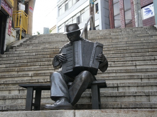 ｱｺｰﾃﾞｨｵﾝを弾く人。音が鳴るはずですが、壊れていたのかな？