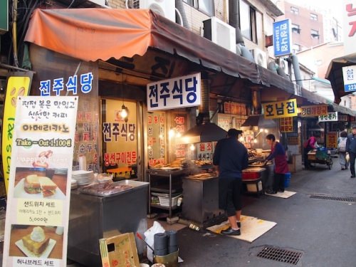 焼き魚定食のお店を通り過ぎ