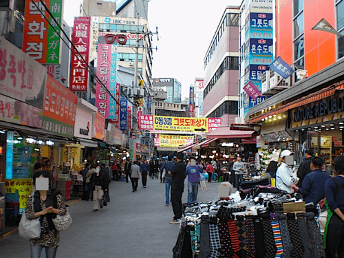 お店の前の道でパチリ