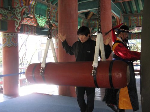 黒いジャンバーのお兄さんが受付してくれました。伝統衣装の方は日本語堪能です。