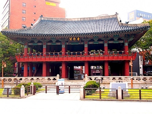 今回も早朝、前を通り過ぎるだけでした…来年こそ〜！