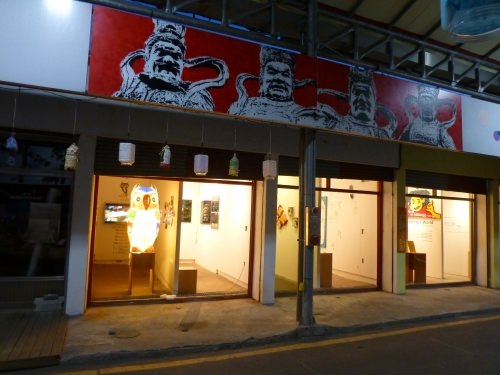 その一角に、空き店舗スペースを利用した芸術作品がありました。