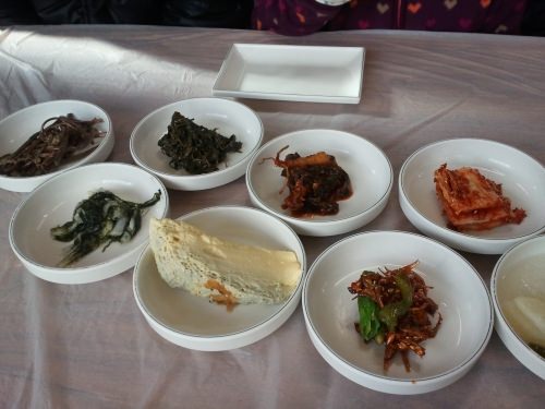 バスターミナルの近くにある食堂(전일식당)で。おかずが本当に美味しかった！