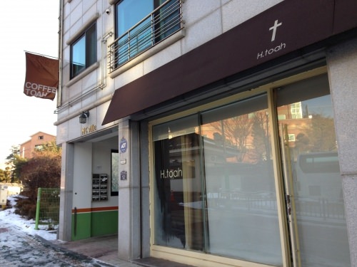 お店です。隣にカフェがあります。