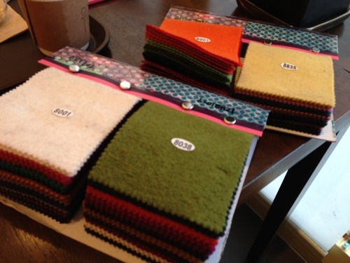 コート生地見本。ウールの黒と紺の間の色を選択しました。