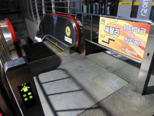入口にエスカレーターで下りて行く