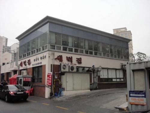 朝10時で1階は8割方席は埋まってました　2階はモダンな外観