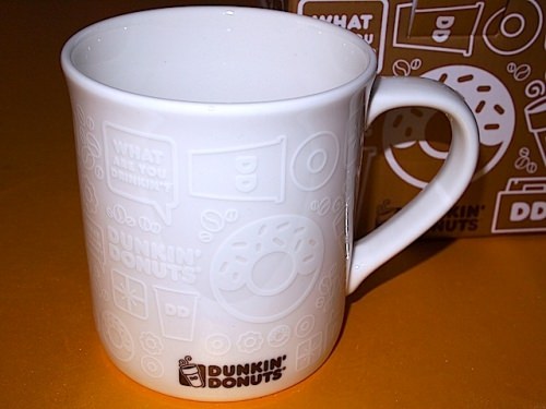 賑やかなイラストのマグ