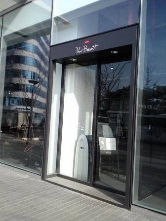 オフィス街っぽい入口。自動ドアはなぜか二重