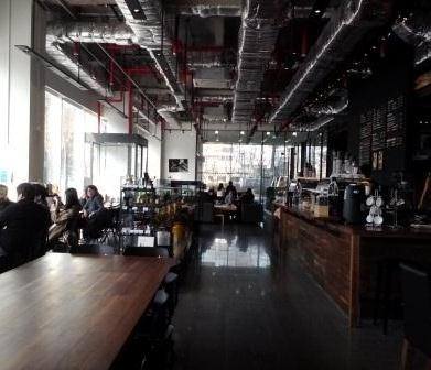 店内も現代的な雰囲気