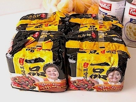 ちなみに、先日はなんと近所のコストコで韓国の【一品ジャジャ麺】が16個入りでどか=んと販売されておりました!(1498円)