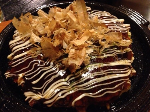 ソースたっぷりのお好み焼き