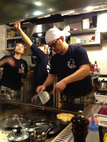 手前の男性が店長です