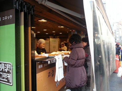 手前の白いビニール袋は自分で取ります。