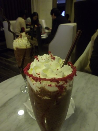 手前はわたしがたのんだラズベリー。奥はダークチョコ。もちろん「ゴディバ」ですから上にのってるチョコも超ウマ!です。