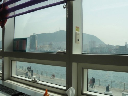 窓際に座るとこんな風景