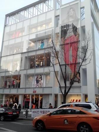 大型店舗なので、通りの外観も若干変化した感じ