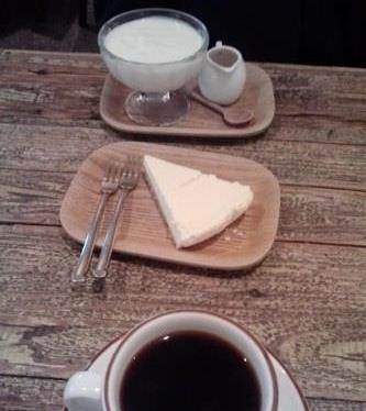 チーズケーキは木の皿に載って登場