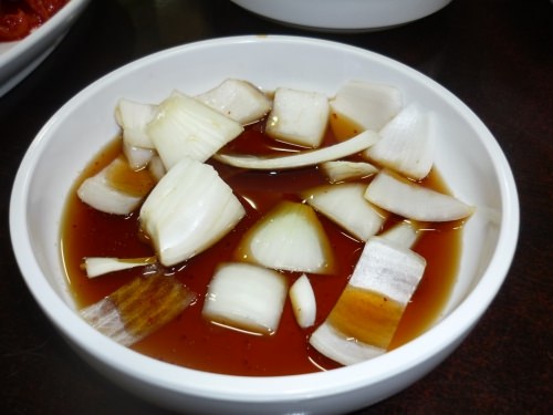 パジョンのタレなのですが、入ってる生玉葱が全然カラくなくて、これも酒のアテになります。