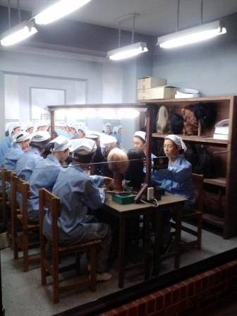 カツラ工場で働く人々