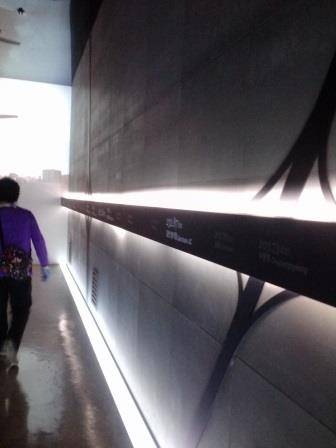 下り階段の手すりは高速道路の路線図になっています