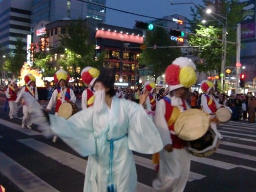 ソンビに扮した人も