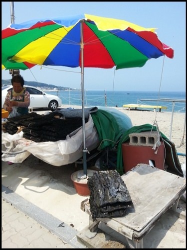 屋台では乾燥若布やメカブが販売されてました。