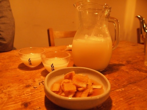 「蜂蜜生マッコリ」はまったり優しい口当たりです★ 手前の玉ねぎのお漬物もいいお味!