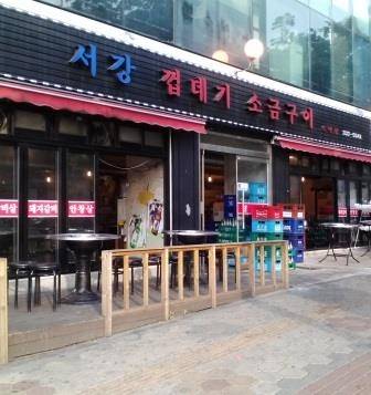 テラス席のようなものがある広い店です