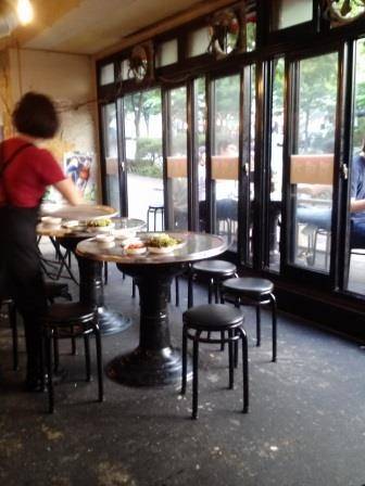 予約電話を受け、団体席を作成するスタッフ