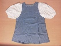 袖の部分は小さい穴がたくさん開いてます。