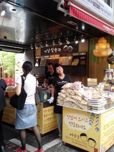 女性店員もいます