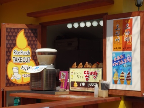 写真が大きくて削れてますが，屋上の屋台風店舗。ここで「ト～ンパ～ン」が！