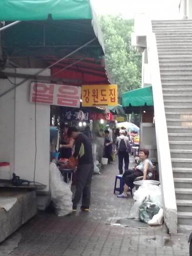 店名と←入りの黄色い看板が目印