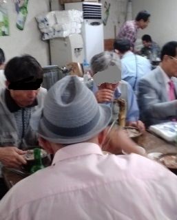 ソジュ中高年と昼休み会社員で混み合う店内