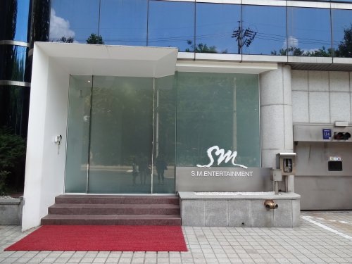 入口を見つめるものの、誰も来ませんでした…