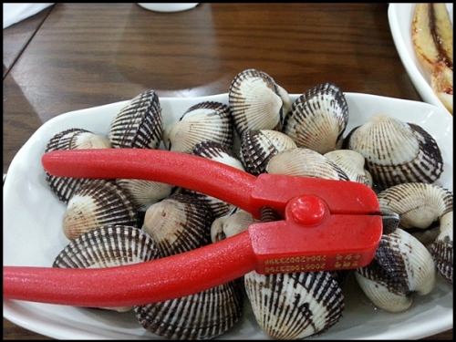 専用のペンチで貝の口を開いて食べます。