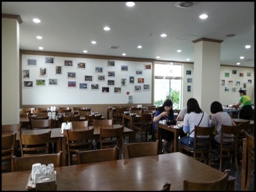明るく清潔な店内