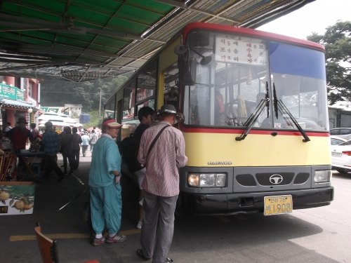 寺の下にあるバス停