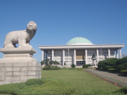 中庭より正面を臨む