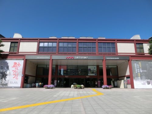 光化門から近いですが、まん前にバス停があるのでバスが便利です。