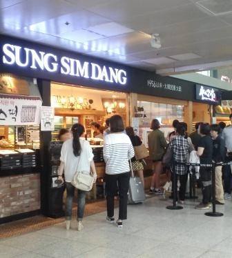 右側の人の列はソボロ購入専用