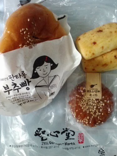 とりあえず、にらパンなど購入