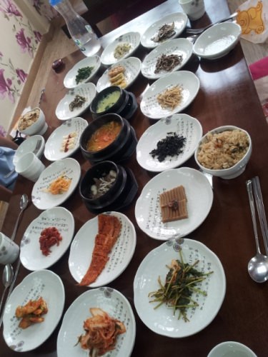 机いっぱいに並ぶ