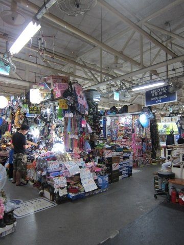 ２階は工具やおもちゃ売り場など