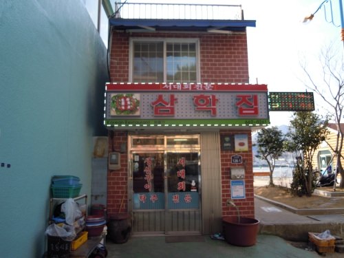 意外に小さいお店ですからお見逃し無く！！