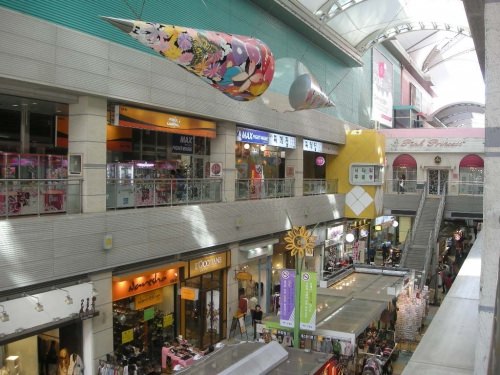 吹き抜け型の構造になっていて１階がショッピング、２階は飲食店です。