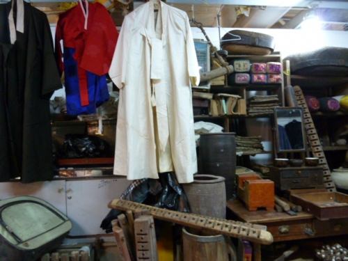 ドラマに出てきそうな衣装や、古民具などが、