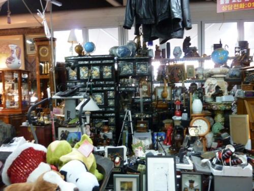 螺鈿のタンスやらスヌーピーなどぬいぐるみと、守備範囲が広い