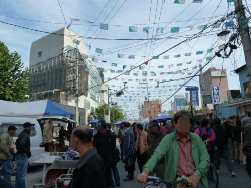 プンムル市場から歩いて行くとすごい人、アジョッシ、ハラボジ多し